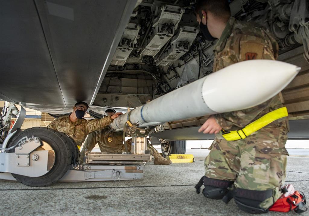 【強化制空優勢】美空軍CCA無人機    整合AIM-120飛彈搭配5、6代戰機