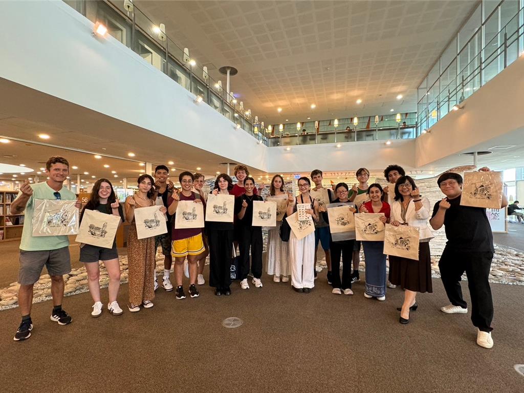 外國高中生來高雄闖關 靠1物辦妥圖書館神卡