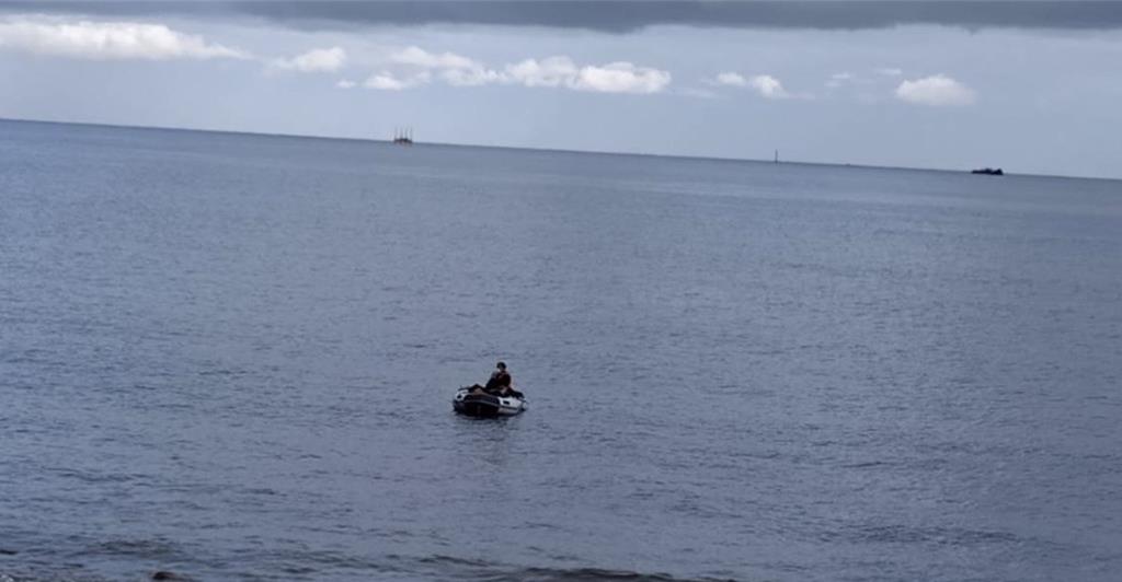 陸男林口海岸偷渡投案「曬脫一層皮」  脫水虛弱橡皮艇險沒氣  