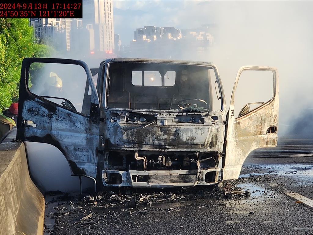 國1北竹北段小貨車突冒火   全車陷火海燒剩骨架