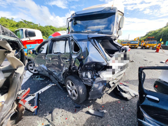 國3南向南港路段「6車追撞」嚴重回堵 10人受傷送醫