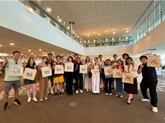 外國高中生來高雄闖關 靠1物辦妥圖書館神卡