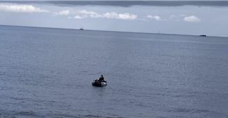 陸男林口海岸偷渡投案「曬脫一層皮」  脫水虛弱橡皮艇險沒氣  