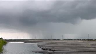 彰化暴雨狂下！水龍捲、雨瀑現身 網友拍震撼瞬間