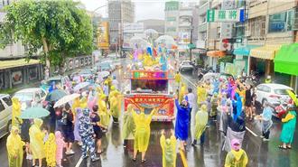 大雨不減熱情！豐原慈濟宮真人藝閣登場 民眾搶拍