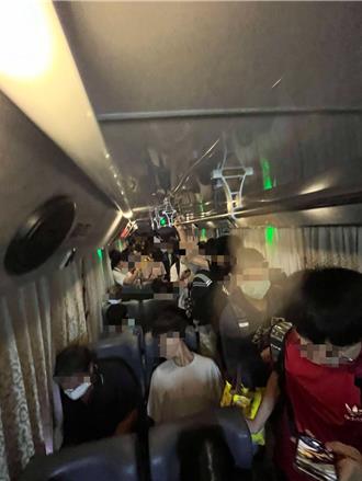 上下學變惡夢！屏科實中學生擠公車、坐行李區 縣府出手了