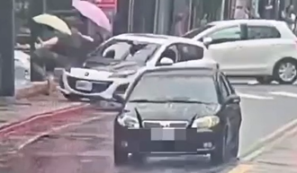 走人行道還被撞？北市三寶駕車急右轉猛衝 撐傘男遭撞進騎樓