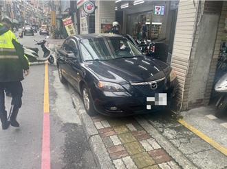 阿伯下車購物回頭驚覺車被偷 報警後糗了！竟是忘打P檔