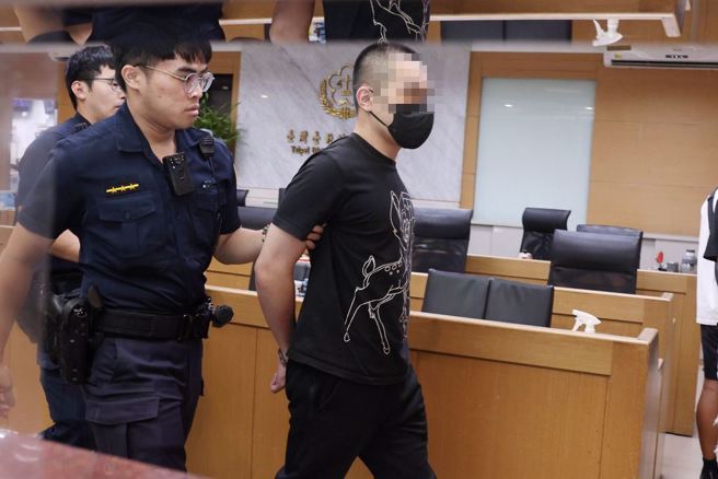 台北市信义区福德街13日有3名男子带着手枪与子弹往派出所投案表示，持窗闯入吕姓男子家中开枪射伤吕男跟他儿子，3人晚间移送台北地检署时警方一度为其遮掩。（杜宜谙摄）