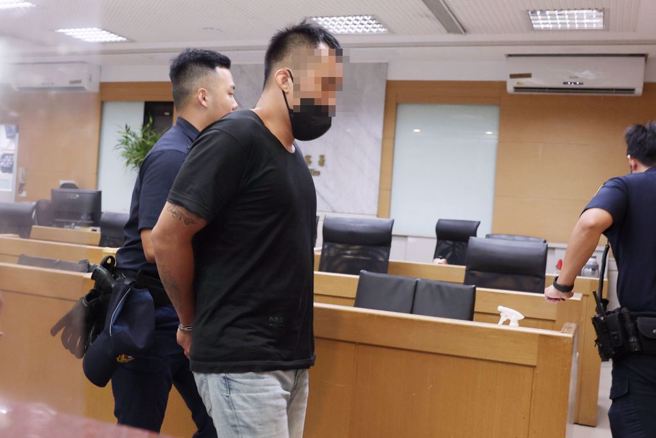 台北市信义区福德街13日有3名男子带着手枪与子弹往派出所投案表示，持窗闯入吕姓男子家中开枪射伤吕男跟他儿子，3人晚间移送台北地检署时警方一度为其遮掩。（杜宜谙摄）