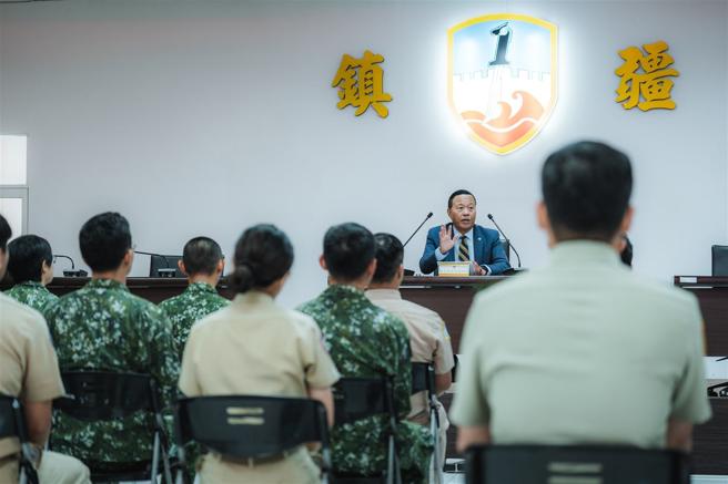  國防部副部長柏鴻輝主持「國軍澎湖地區心輔暨保防工作座談」。（軍聞社記者陳彥樺攝）