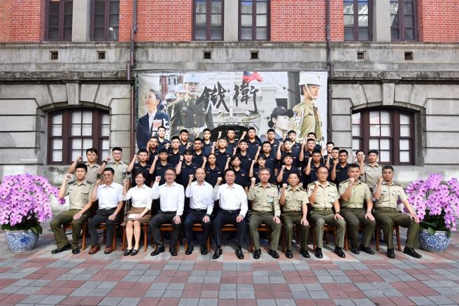 國安會秘書長吳釗燮赴憲兵第211營實施秋節慰問，肯定衛戍總統府辛勞。（憲兵指揮部提供）