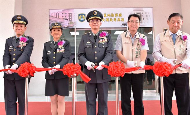  陆勤部指挥官洪中将主持「兴安专案」航勤厂生活大楼落成启用典礼，有效提升官兵生活品质。（陆勤部提供）