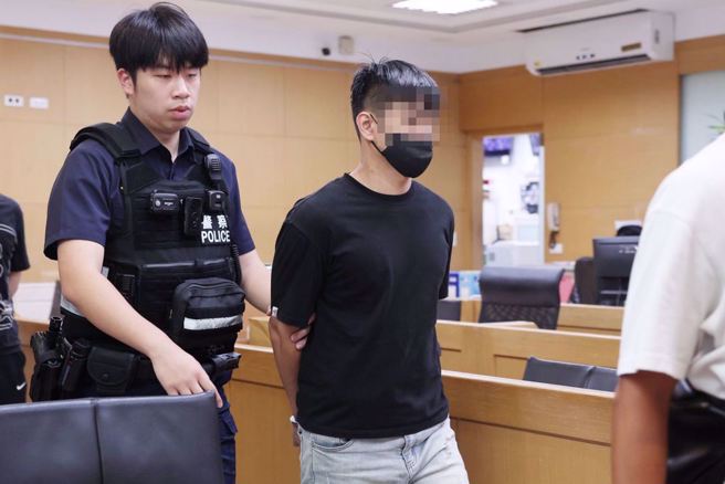 台北市信义区福德街13日有3名男子带着手枪与子弹往派出所投案表示，持窗闯入吕姓男子家中开枪射伤吕男跟他儿子，3人晚间移送台北地检署时警方一度为其遮掩。（中时资料库）