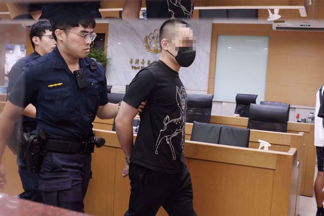 台北市信义区福德街13日有3名男子带着手枪与子弹往派出所投案表示，持窗闯入吕姓男子家中开枪射伤吕男跟他儿子，3人晚间移送台北地检署时警方一度为其遮掩。（杜宜谙摄）