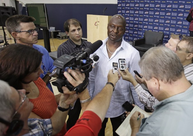 米契尔威金斯在2014年受访谈论自己的状元儿子。(美联社资料照)