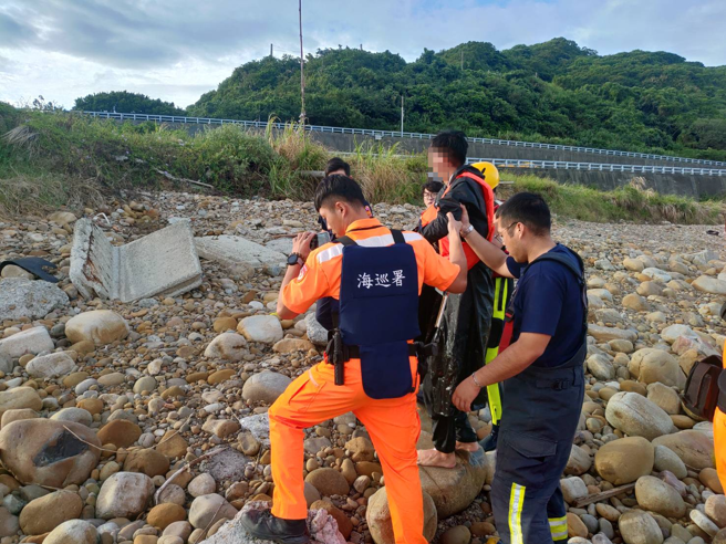 海巡與消防人員共同將橡皮艇上人員攙扶上岸。（圖 / 劉詠韻翻攝）