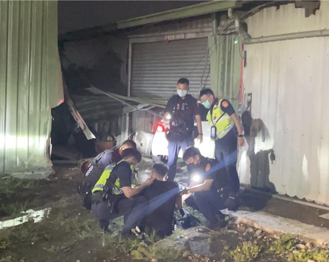 張姓通緝犯不配合警方攔查而逃逸，高雄仁武警方13日晚間出動優勢警力圍捕。（警方提供／林瑞益高雄傳真）