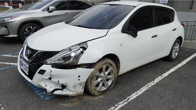 东山区区长吕煌男的公务车左车头毁损。（宝智华摄）