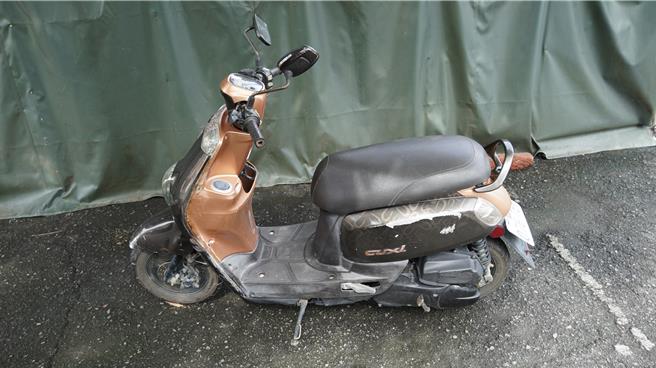 被吕煌男撞倒的机车。（宝智华摄）