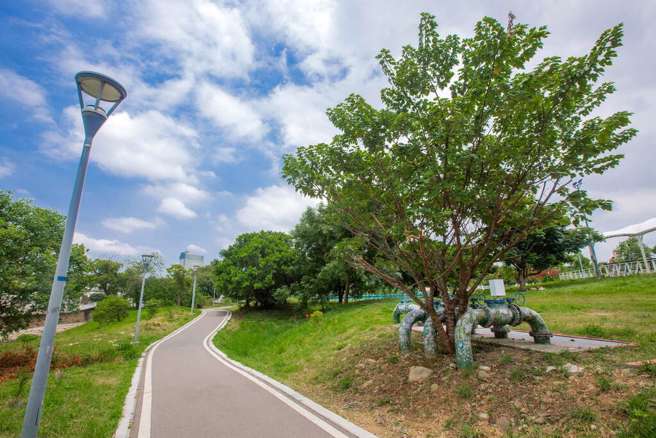 中坜老街溪步道上半年吸引501万人次，拿下最强景点。（翻摄桃园观光导览网）