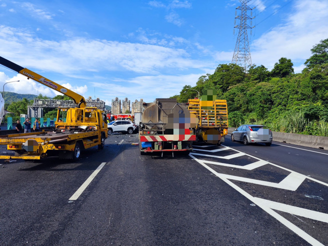 勤務指揮中心派遣巡邏車、消防車及救護車前往，通報交控中心派遣交維小組，封閉全線引導車流下交流道。（圖 / 劉詠韻翻攝）
