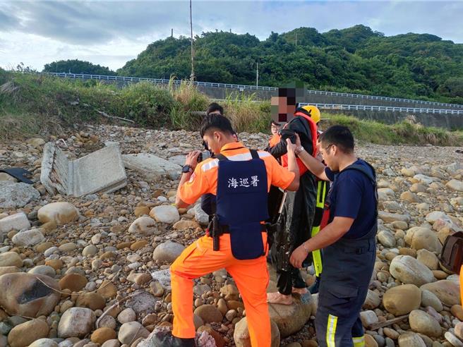 海巡人員將大陸籍男子送上救護車就醫。（海巡署提供）