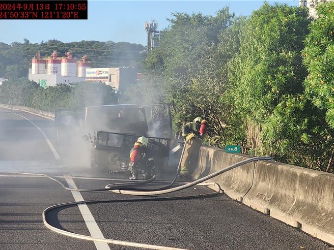 國道1號北向88.8公里新竹縣竹北路段13日下午發生路肩火燒車，確切起火原因由新竹縣消防局鑑定研判，無人傷亡。（警方提供／邱立雅竹縣傳真）