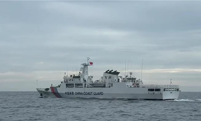海巡署金馬澎分署今（14）日上午8時許，雷達監偵金門南面海域4艘中國海警船接近我國限制水域，立即調度4艘巡防艇於限制水域外完成部署對應驅離。（海巡署提供）