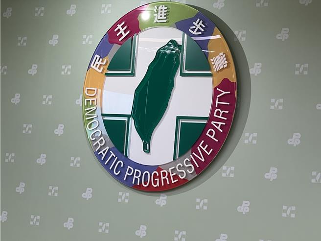 民進黨黨慶美麗島站攝影展高捷喊卡，原因是這個。（曾薏蘋攝）