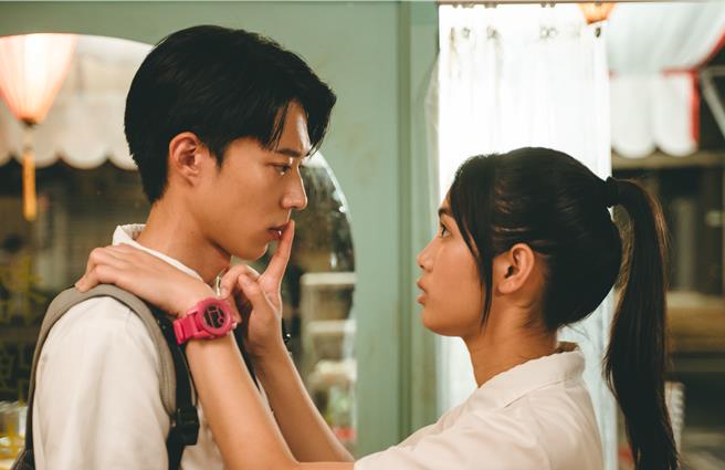 黄信赫（左）和雷嘉汭剧中瞒着家人谈恋爱。（CATCHPLAY＋提供）