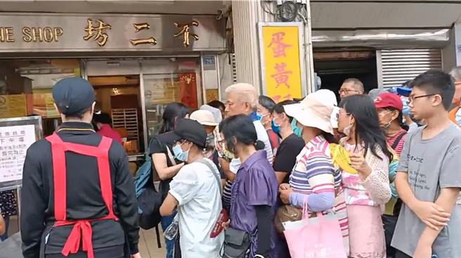 彰化市蛋黄酥排队名店不二坊14日再现夸排队人龙，队伍一度绵延500公尺。（孙英哲摄）