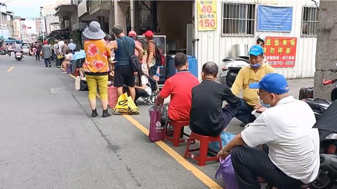 彰化市蛋黄酥排队名店不二坊14日再现夸排队人龙，队伍一度绵延500公尺。（孙英哲摄）