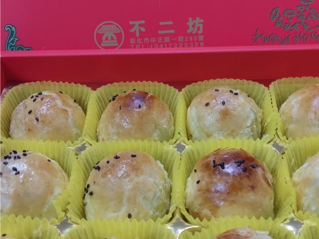 不二坊蛋黄酥随着中秋节愈近，代购价格水涨船高。（孙英哲摄）