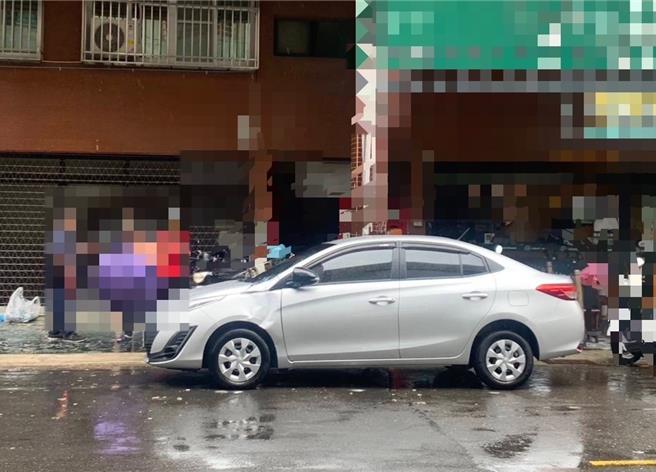 一名47歲男子自公寓5樓墜樓撞到路旁轎車受傷，也撞壞車子的前擋風玻璃。（警方提供／郭良傑高雄傳真）