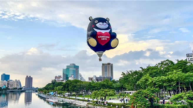 「2024高雄爱．月热气球」最新造型「高雄熊」热气球14日在爱河畔首飞升空。（高市府观光局提供／洪浩轩高雄传真）