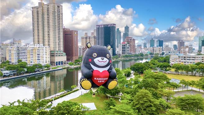 「2024高雄爱．月热气球」最新造型「高雄熊」热气球14日在爱河畔首飞升空。（高市府观光局提供／洪浩轩高雄传真）