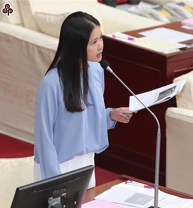 民進黨台北市議員林亮君就公布了一份公文，直指當時都發局一面退回了京華城使用都更條件申請的容積獎勵案，但黃景茂卻又一面要求同步召開專家學者會議，恐怕就是京華城爭取容積獎勵的關鍵。（本報資料照片）