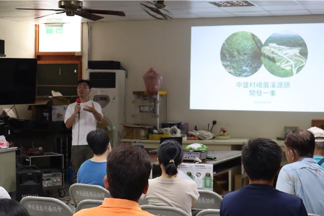 峨眉鄉中盛村將有大規模開發，地方青年擔心生態受衝擊，自辦說明會用更白話的方式讓鄉親了解開發案內容及可能的影響。（邱立雅攝）
