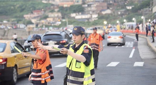 新北市俗稱「水金九」的水湳洞、金瓜石、九份一帶每逢連假都會湧入大批觀光人潮，瑞芳警分局為預防壅塞，規畫3階段交通管制措施，提醒民眾若人潮過多，警方將限制除了公共運輸與當地居民以外車輛進入九份地區直至車流量舒緩，民眾可善加利用大眾運輸。（瑞芳警分局提供）