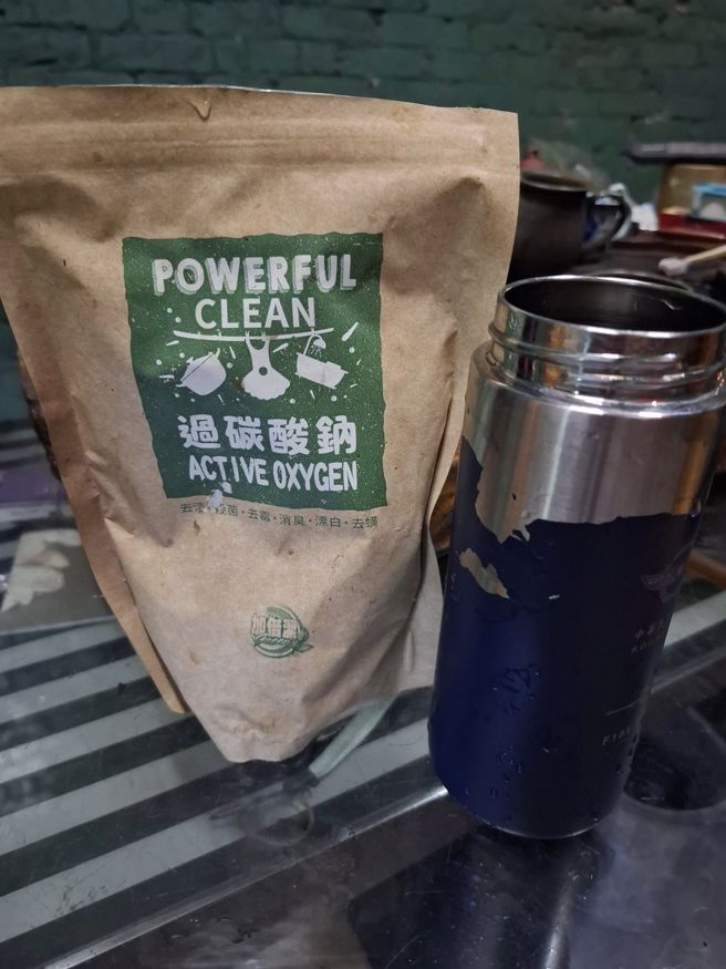 原PO将保温瓶整个浸泡在过碳酸钠水中，结果瓶身的漆掉了一大截。（网友授权提供）