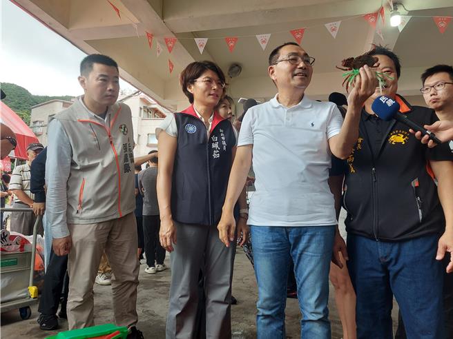 新北市長侯友宜（中）14日 與市議員張錦豪（左一）、白珮茹（左二）等人出席「2024萬里蟹-花點石間來海邊」萬里蟹產季起跑記者會。（張鎧乙攝）
