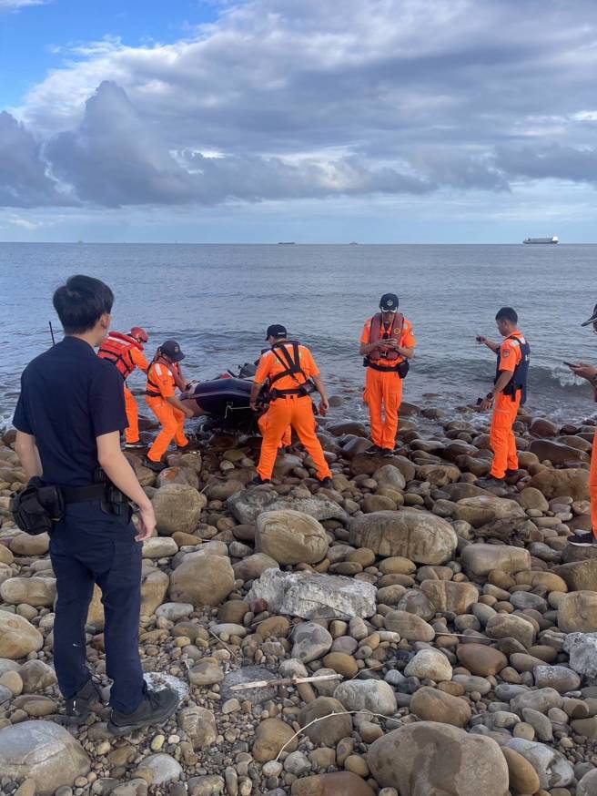 王男上岸获救。（图 / 民眾提供）