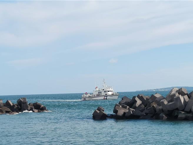 高雄漁民駕駛膠筏出海失聯，5天後在小琉球尋獲已成冰冷遺體。（海巡提供／謝佳潾屏東傳真）