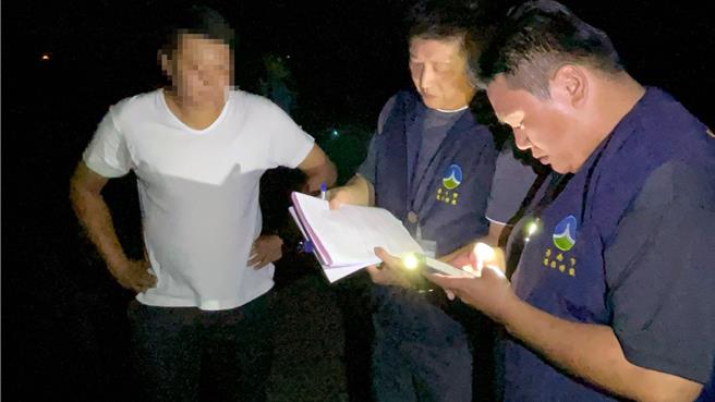 台南市政府環保局13日夜間在南區黃金海岸發現有民眾燃放爆竹煙火，當場開出3000元罰單。（環保局提供／洪榮志台南傳真）