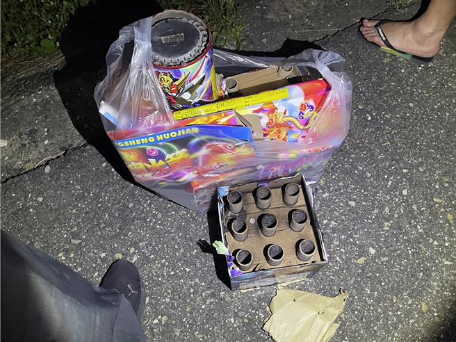 台南市政府環保局13日夜間在南區黃金海岸發現有民眾燃放爆竹煙火，當場開出3000元罰單。（環保局提供／洪榮志台南傳真）