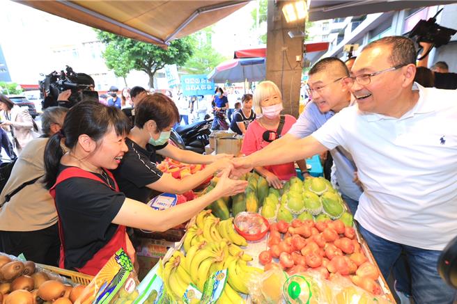 新北市長侯友宜（右一）14日赴基隆信義市場與基隆市長謝國樑（右二）一同爭取民眾支持，民眾反應熱烈。（國民黨基隆市黨部提供／徐佑昇基隆傳真）