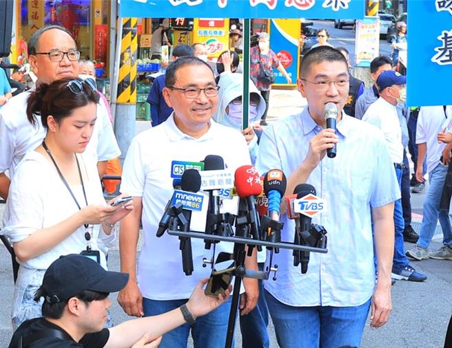 新北市長侯友宜（中）14日赴基隆信義市場與基隆市長謝國樑（右）一同爭取民眾支持。（國民黨基隆市黨部提供／徐佑昇基隆傳真）