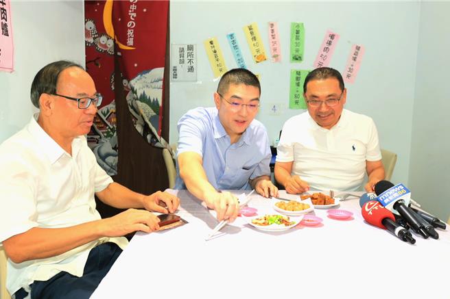 新北市長侯友宜（右）14日赴基隆信義市場與基隆市長謝國樑（中）一同爭取民眾支持，掃街結束後享用在地小吃。（國民黨基隆市黨部提供／徐佑昇基隆傳真）
