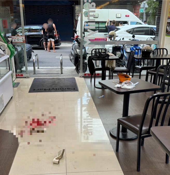 林男持原子筆刺傷何女頭部，導致其額頭受傷，現場血跡斑斑。（新莊警分局提供）